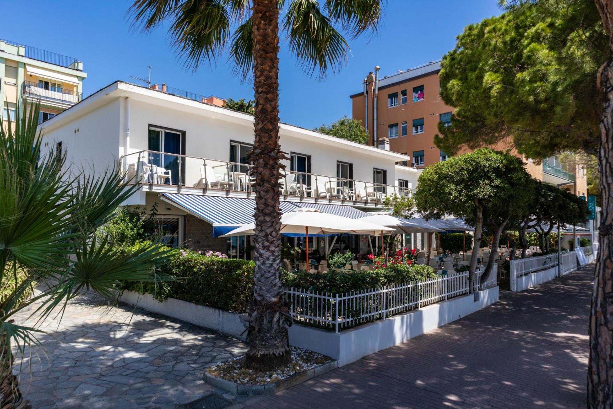 Piccolo Hotel Le Palme San Bartolomeo Al Mare Exterior foto