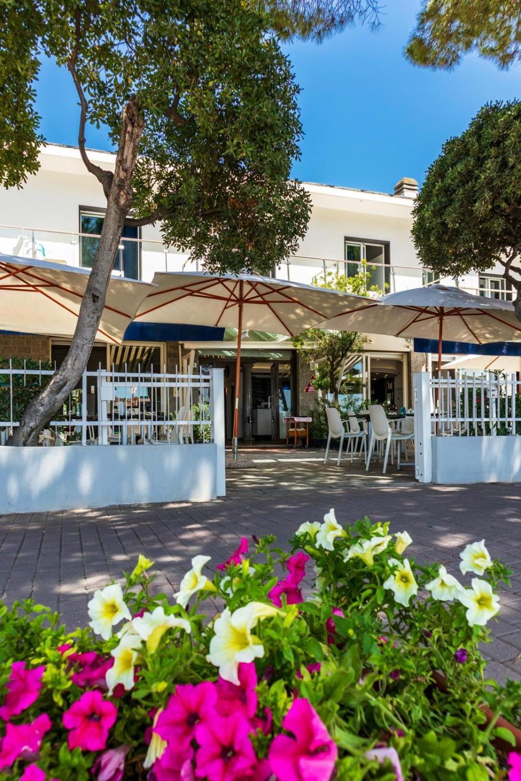 Piccolo Hotel Le Palme San Bartolomeo Al Mare Exterior foto